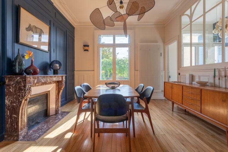 Rénovation complète demeure de maître Tours hôtel particulier Adhoc Wood demeure patrimoine somptueuse matériau de qualité Indre et Loire travaux haut de gamme maître d’œuvre 37 aménagement de combles plafond grande hauteur escalier bois traditionnel